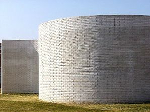 Curved Wall – Sol Lewitt